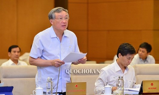 Chánh án Tòa án nhân dân tối cao Nguyễn Hòa Bình trình bày tờ trình. Ảnh Quochoi.vn