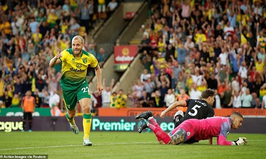 Teemu Pukki (trái) góp 1 bàn thắng và 1 kiến tạo trong thắng lợi của Norwich trước Man City. Ảnh: Reuters.