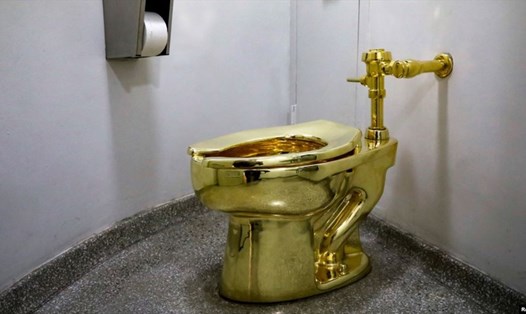 Toilet bằng vàng trị giá 5 triệu USD bị trộm cuỗm. Ảnh: Reuters