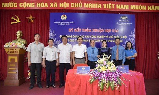 Đại diện Công đoàn các KCN-CX Hà Nội và Cty Kim Sáng ký kết chương trình phối hợp. Ảnh: H.A
