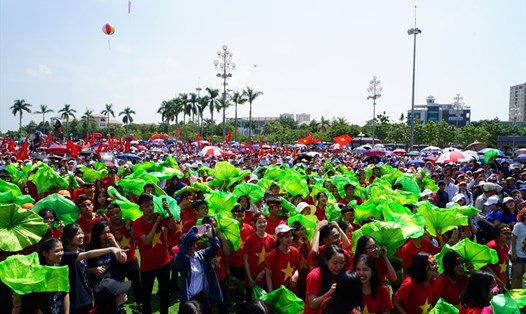 Quảng trường Hồ Chí Minh vỡ tung trong niềm vui chiến thắng. Ảnh: QĐ