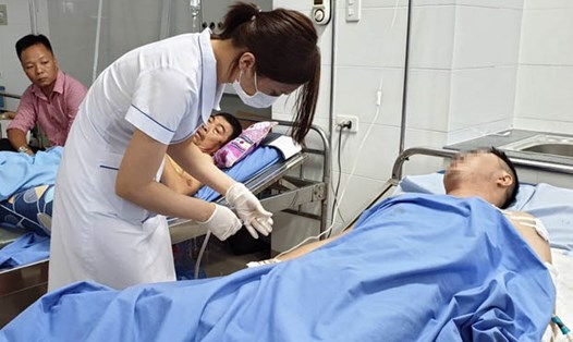 Nạn nhân Nguyễn Thành Vương được bác sĩ chăm sóc sau phẫu thuật. Ảnh: Zing.vn.