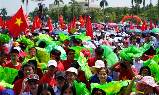 Quảng trường Hồ Chí Minh vỡ òa niềm vui khi Trần Thế Trung giành vòng nguyệt quế vinh quang. Ảnh: QĐ