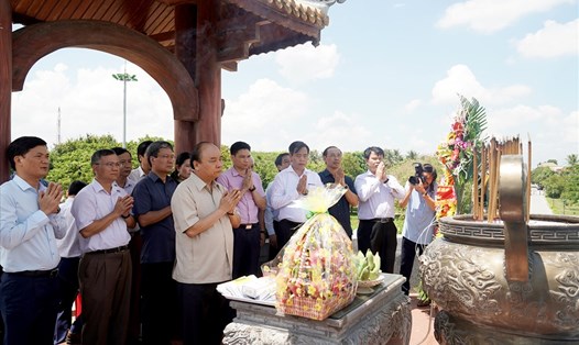 Thủ tướng dâng hương tại Thành cổ Quảng Trị. Ảnh:  VGP.