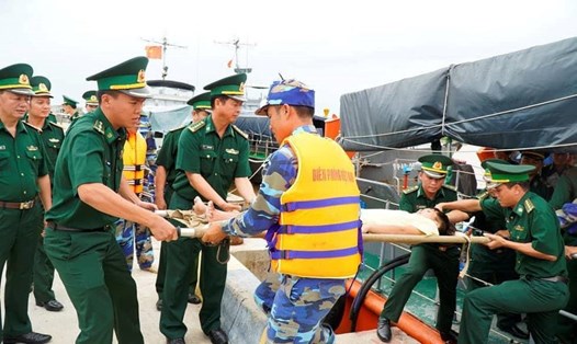 Cơ quan chức năng Quảng Trị cứu hộ thuyền viên Nghệ An bị trôi biển do tàu chìm. Ảnh: PV