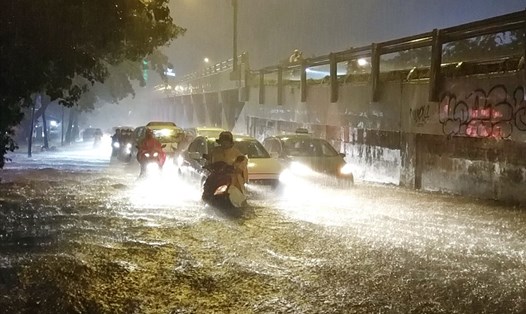 Đường Nguyễn Hữu Cảnh đoạn dưới cân cầu vượt Nguyễn Hữu Cảnh ngập sâu trong mưa lớn.  Ảnh: M.Q