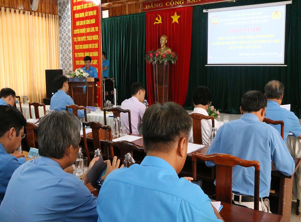 Phó Chủ tịch LĐLĐ tỉnh Nguyễn Trung Dũng thông qua báo cáo những kết cuả hoạt động công đoàn quý III/2019.