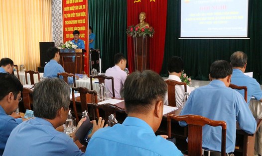 Phó Chủ tịch LĐLĐ tỉnh Nguyễn Trung Dũng thông qua báo cáo những kết cuả hoạt động công đoàn quý III/2019.