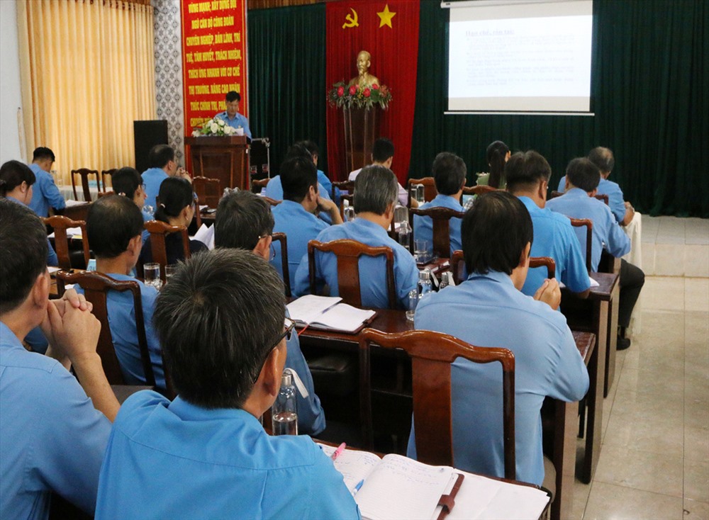 Phó chủ tịch LĐLĐ tỉnh Mạc ĐÌnh Huấn báo cáo tổng kết các hoạt động chào mừng kỷ niệm 90 năm Ngày Thành lập Công đoàn Việt Nam.