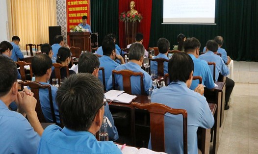Phó chủ tịch LĐLĐ tỉnh Mạc ĐÌnh Huấn báo cáo tổng kết các hoạt động chào mừng kỷ niệm 90 năm Ngày Thành lập Công đoàn Việt Nam.