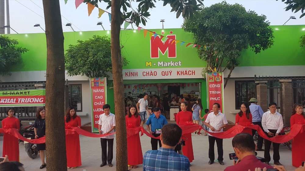 Các đại biểu cắt băng khánh thành siêu thị.
