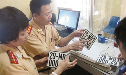 Cấp biển đăng ký xe máy điện tại Cơ ở đăng ký xe tại Hà Nội. Ảnh: PV