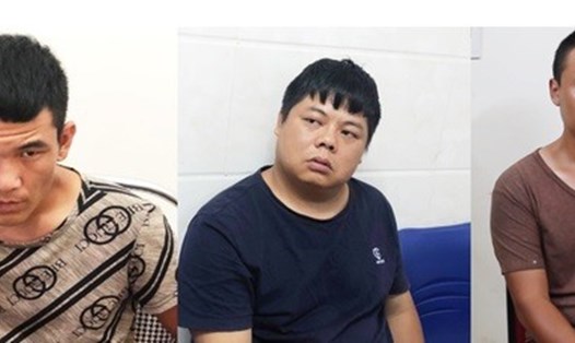3 nghi phạm người Trung Quốc chế thẻ ATM giả để rút tiền bị công an bắt giữ. Ảnh: PV