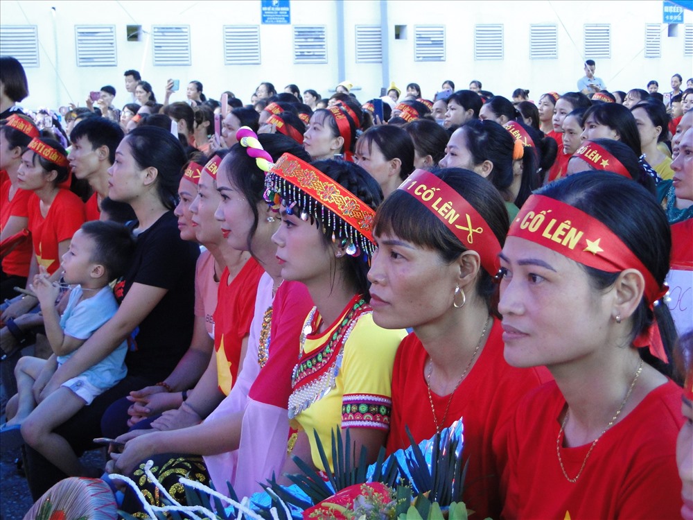 CNLĐ dự và cổ vũ cho các tiết mục tham gia tại hội diễn văn nghệ. Ảnh: B.Mạnh