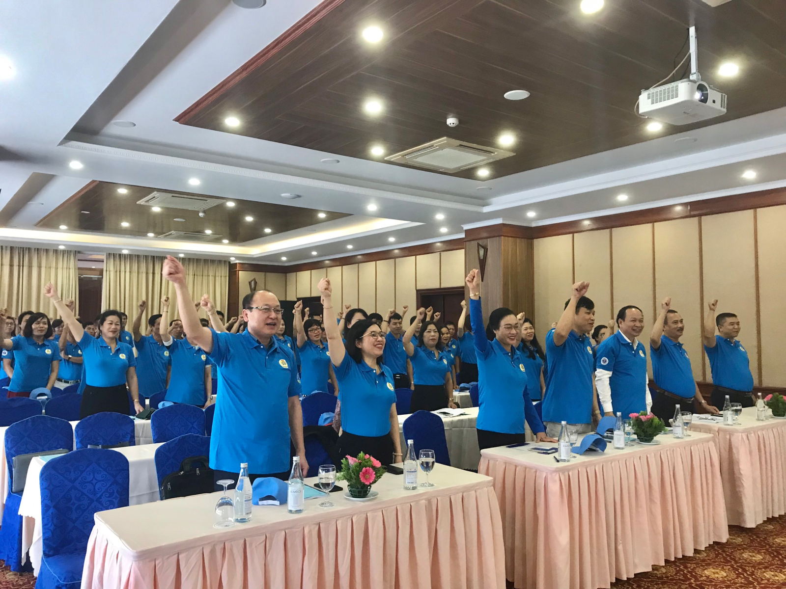 Các đại biểu hô vang khẩu hiệu “vệ sinh sạch sẽ, sức khỏe nâng cao”. Ảnh: X. Thảo