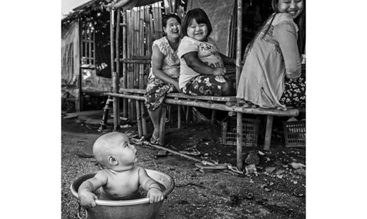 “Một thiên thần nhỏ” ảnh Việt Văn chụp tại Myanmar vào chung kết Urban Photo Awards (Italia). Myanmar cũng nổi tiếng có Festival ảnh Yangon.
