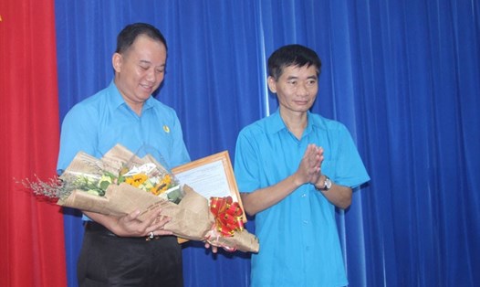 Ông Trần Văn Thuật - Phó Chủ tịch Tổng Liên đoàn Lao động Việt Nam  trao quyết định luân chuyển  ông Đặng Trung Dũng về làm  Phó Chủ tịch Liên đoàn Lao động tỉnh Bình Dương.