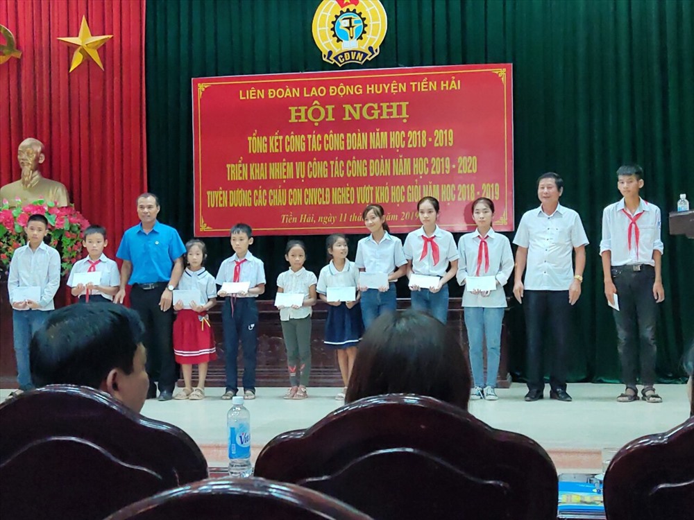 Đồng chí Vũ Thái Học – Chủ tịch LĐLĐ huyện Tiền Hải trao quà cho các cháu học sinh. Ảnh: B.Mạnh