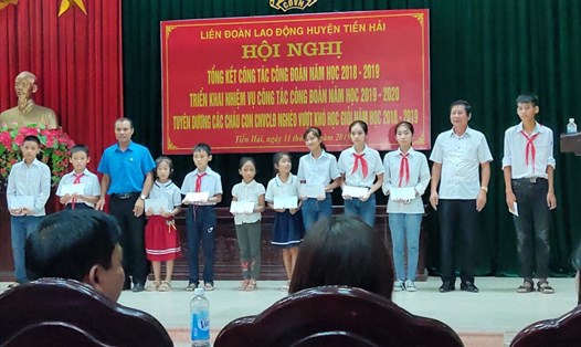 Đồng chí Vũ Thái Học – Chủ tịch LĐLĐ huyện Tiền Hải trao quà cho các cháu học sinh. Ảnh: B.Mạnh