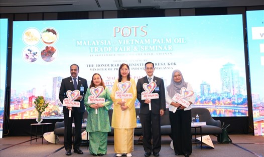 Bà Teresa Kok, Bộ trưởng Bộ Công nghiệp Malaysia cùng khách mời danh dự.