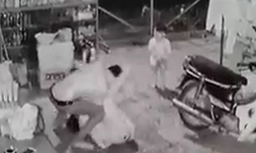 Người đàn ông đấm đạp vợ trước mắt đứa con trai 3 tuổi - Ảnh cắt ra từ video.