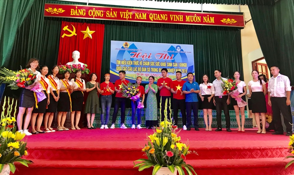 Đồng chí Nguyễn Thị Kim Thanh, Trưởng Ban Nữ công Liên đoàn Lao động tỉnh và đồng chí Lê Tố Quyên, Phó Chi cục trưởng phụ trách Chi cục Dân số Kế hoạch hóa gia đình tỉnh tặng hoa cho các đội