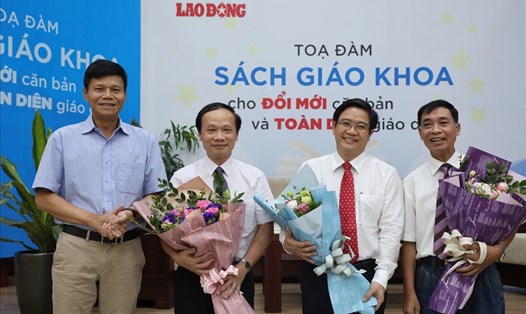 Ông Nguyễn Ngọc Hiển - Tổng biên tập báo Lao Động tặng hoa và cảm ơn các khách mời tham gia tọa đàm. Ảnh: Tô Thế