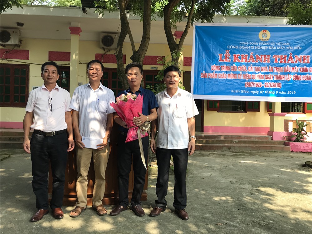 Bí thư Đảng uỷ, Giám đốc Xí ngiệp Trịnh Xuân Thái và Chủ tịch Công đoàn Xí nghiệp Nguyễn Văn Hoà khen thưởng Trạm đầu máy Xuân Giao