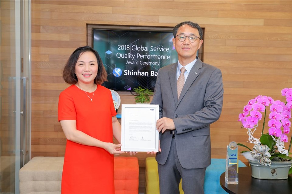 Ông Shin Dong Min – Tổng Giám đốc của Ngân hàng Shinhan Việt Nam, và bà Đặng Tuyết Dung – Giám đốc Visa tại Việt Nam và Lào, tại buổi lễ trao giải