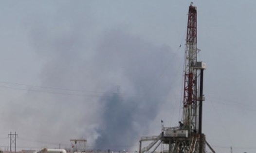 Khói bốc lên sau vụ tấn công Nhà máy lọc dầu Saudi Aramco ở Abqaiq, Saudi Arabia ngày 14.9. Ảnh: REUTERS