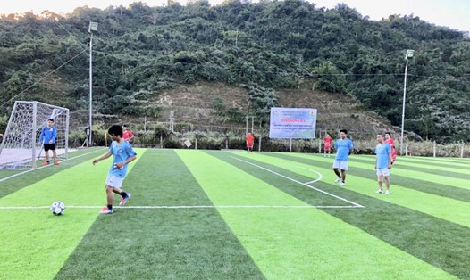 Đoàn viên, người lao động Nhà máy Thuỷ điện Lai Châu thi đấu bóng đá trên sân tiêu chuẩn FIFA do Công đoàn Điện lực Việt Nam đầu tư, xây dựng.