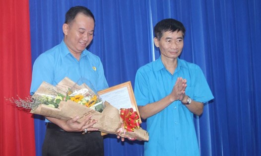 Phó Chủ tịch Tổng LĐLĐVN Trần Văn Thuật (phải) trao quyết định luân chuyển ông Đặng Trung Dũng làm Phó Chủ tịch LĐLĐ tỉnh Bình Dương.