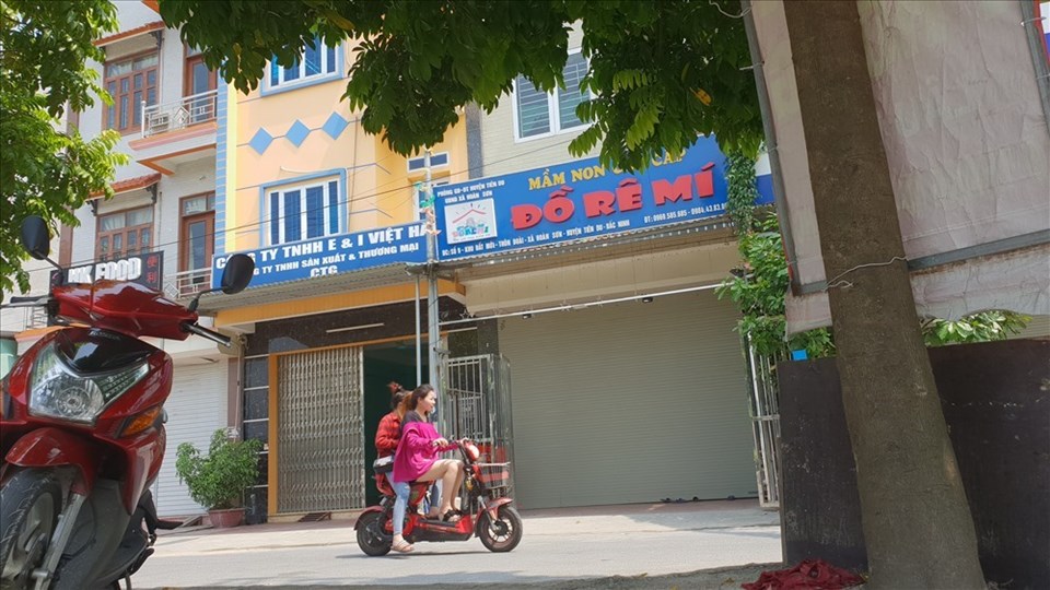 Trường mầm non ở Bắc Ninh này bị đình chỉ hoạt động khi bỏ quên trẻ trên xe đưa đón. Ảnh: Vân Trường Trường mầm non ở Bắc Ninh này bị đình chỉ hoạt động khi bỏ quên trẻ trên xe đưa đón. Ảnh: Vân Trường