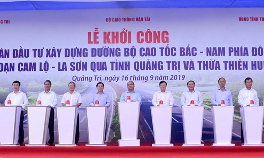 Lễ khởi công xây dựng cao tốc Bắc - Nam đoạn Cam Lộ - La Sơn đi qua 2 tỉnh Quảng Trị và Thừa Thiên Huế. Ảnh: H.N