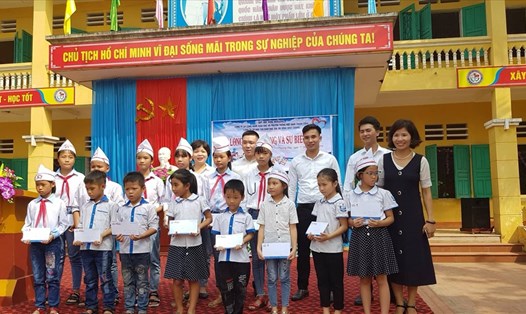 Đại diện Quỹ Tấm Lòng Vàng, đại diện Medlatec đã trao học bổng cho những học sinh nghèo vượt khó ở trường Tiểu học Phượng Mao. Ảnh: T.H