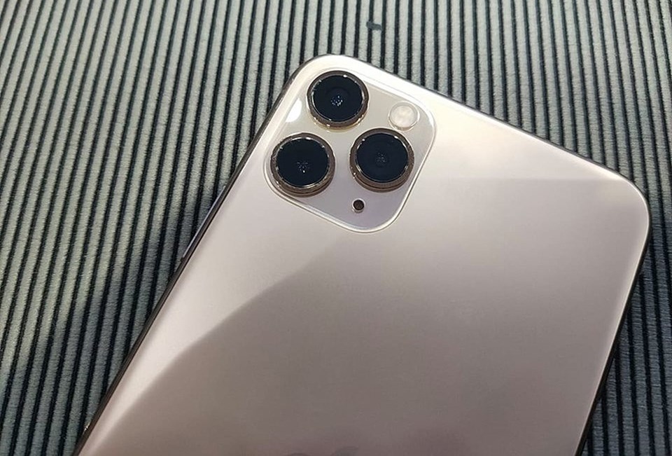 Chiếc iPhone 11 Pro Max phiên bản màu vàng với cụm 3 camera sau đầu tiên về Việt Nam (ảnh P.Q). Chiếc iPhone 11 Pro Max phiên bản màu vàng với cụm 3 camera sau đầu tiên về Việt Nam (ảnh P.Q).