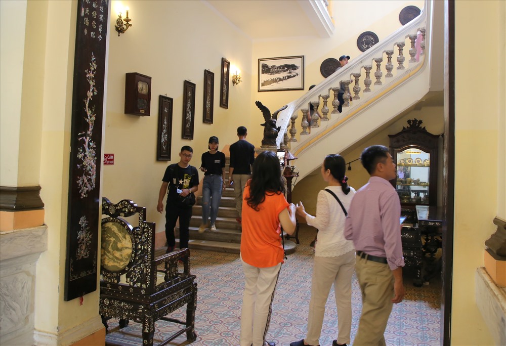 Du khách tham quan nhà Công tử Bạc Liêu. Ảnh: Hưng Thơ.