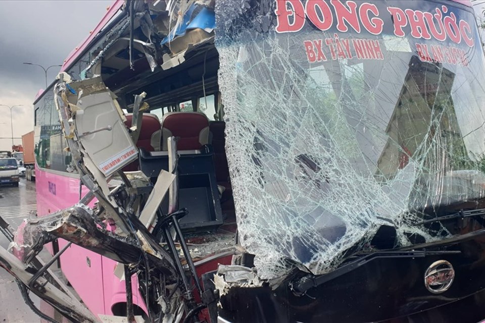 TP.Hồ Chí Minh: Xe khách tông đuôi xe đầu kéo, 4 người bị thương