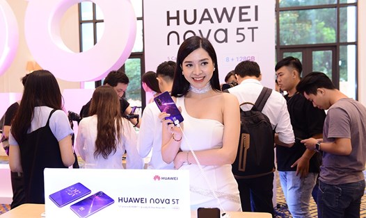 Huawei Nova 5T ghi kỉ lục điện thoại giá tầm trung có đến 4 camera sau.