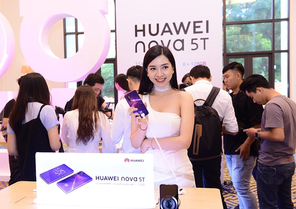 Huawei Nova 5T ghi kỉ lục điện thoại giá tầm trung có đến 4 camera sau.