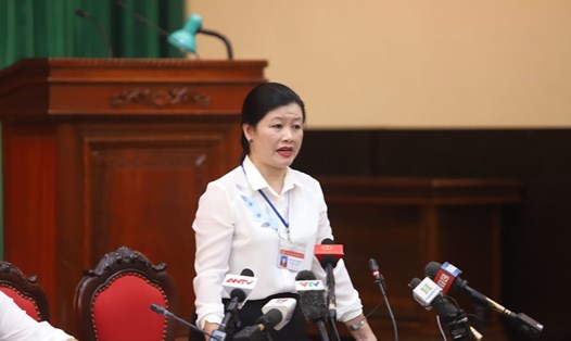 Bà Vương Thị Vân Khánh – Chánh văn phòng UBND quận Thanh Xuân trả lời báo chí chiều 17.9