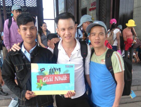 Anh Thạch Út Bãnh (bên trái ảnh) bốc thăm được giải nhất trong chuyến du lịch của Cty.