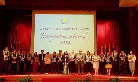 Thứ trưởng, Tổng Giám đốc BHXH Việt Nam Nguyễn Thị Minh - Chủ tịch ASSA nhiệm kỳ 2018 - 2019 trao giải thưởng cho các thành viên. Ảnh: BHXH Việt Nam