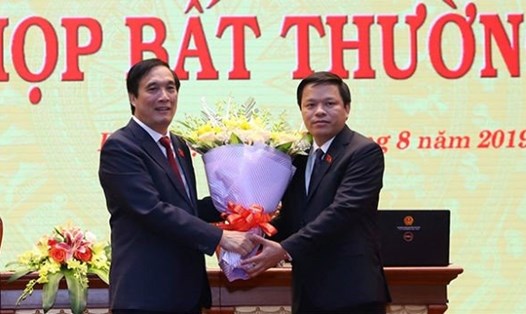 Ông Phan Trọng Tấn (phải) giữ chức Phó Chủ tịch UBND tỉnh Phú Thọ. Ảnh Baogiaothong.vn