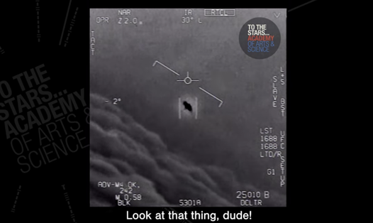 Hình ảnh cắt từ video được ghi lại về cuộc chạm trán được cho là giữa máy bay hải quân Mỹ và UFO.