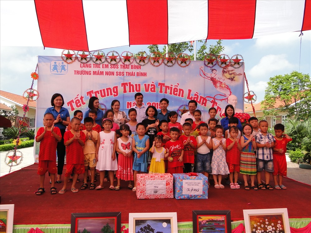 Lãnh đạo Sở LĐTB&XH, Công đoàn Viên chức tỉnh trao quà cho các cháu tại Làng trẻ mồ côi SOS. Ảnh: B.Mạnh