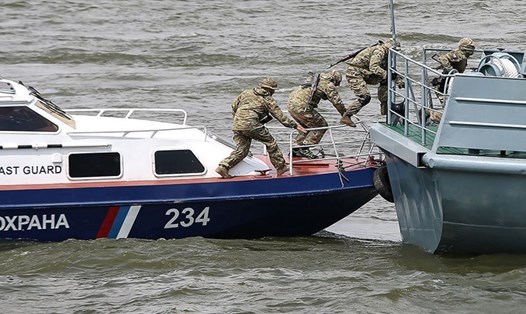 Cảnh sát biển Nga bắt giữ tàu đánh cá trái phép của Triều Tiên. Ảnh: TASS