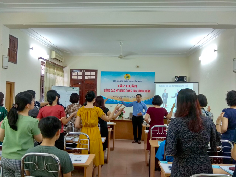 Thực hành kỹ năng sử dụng bàn tay trong giao tiếp. Ảnh: CĐGDVN