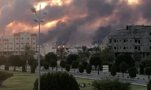 Nhà máy lọc dầu ở Abqaiq, Saudi Arabia bị tấn công hôm 14.9. Ảnh: REUTERS