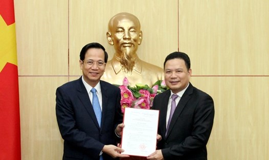 Bộ trưởng Đào Ngọc Dung trao quyết định cho đồng chí Lê Văn Thanh. Ảnh VGP